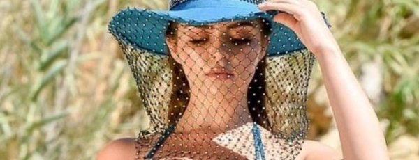 Обладательница 6-ого размера груди Деми Роуз в шляпке пчеловода отдохнула на пляже